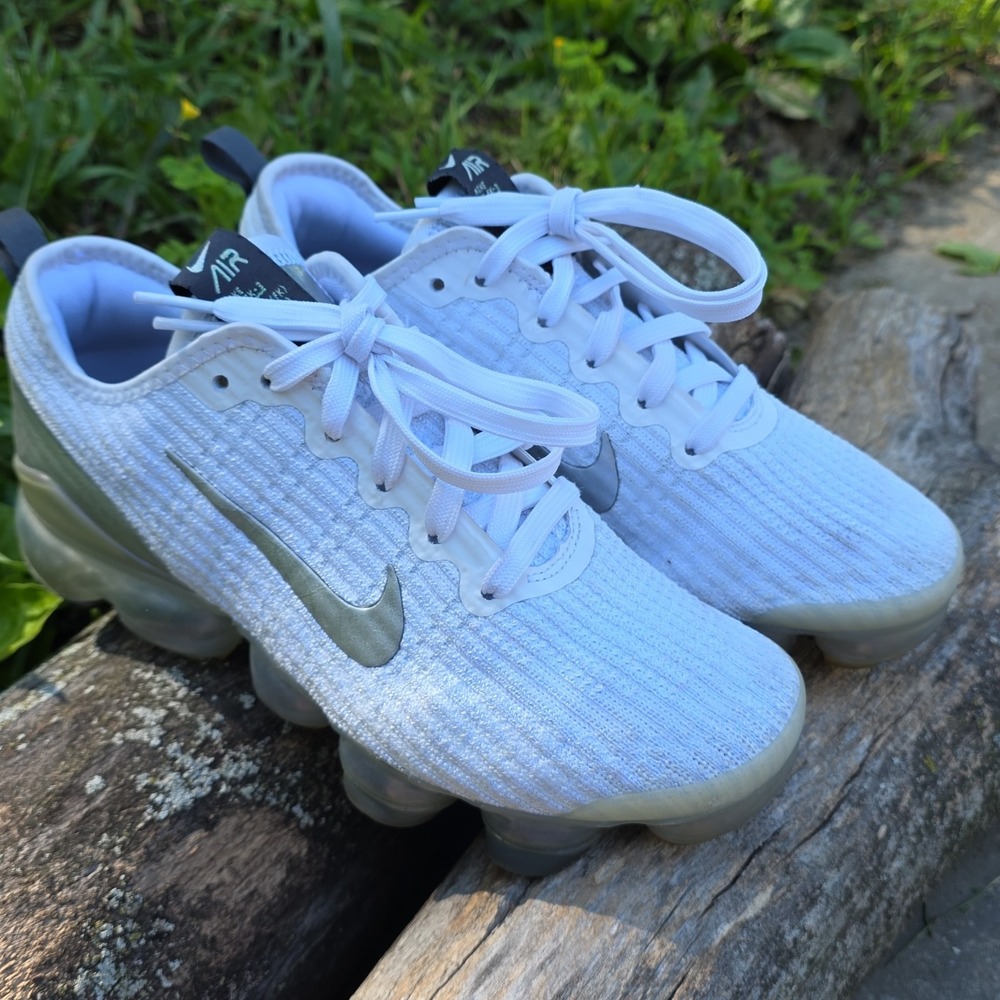 Size 5.5 (GS) - Nike Air VaporMax Flyknit 3 Low White Silver - Picture 4 of 10